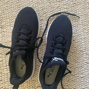 Women’s Black Puma tennis shoes. 8.5